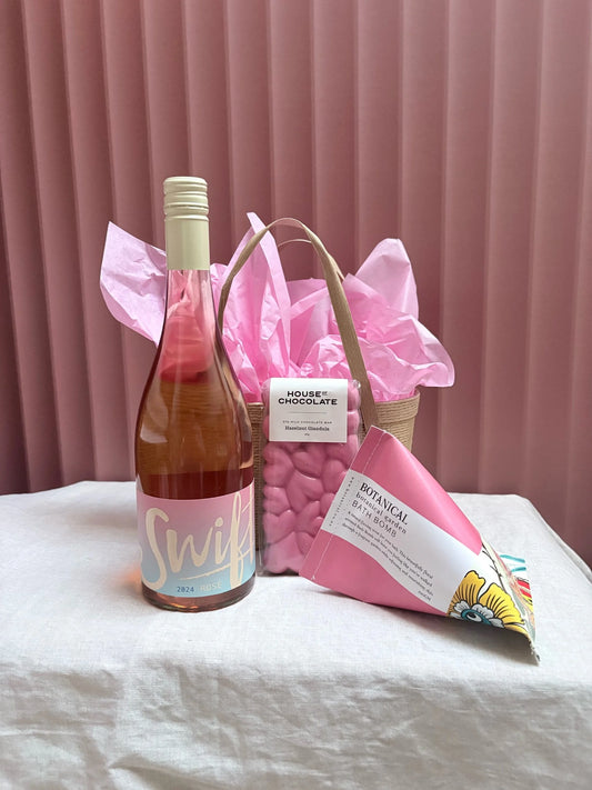 Pinky gift basket with rosé wine and pink tissue